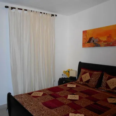 Quiet Family Apt, 10m From The Beach Apartment